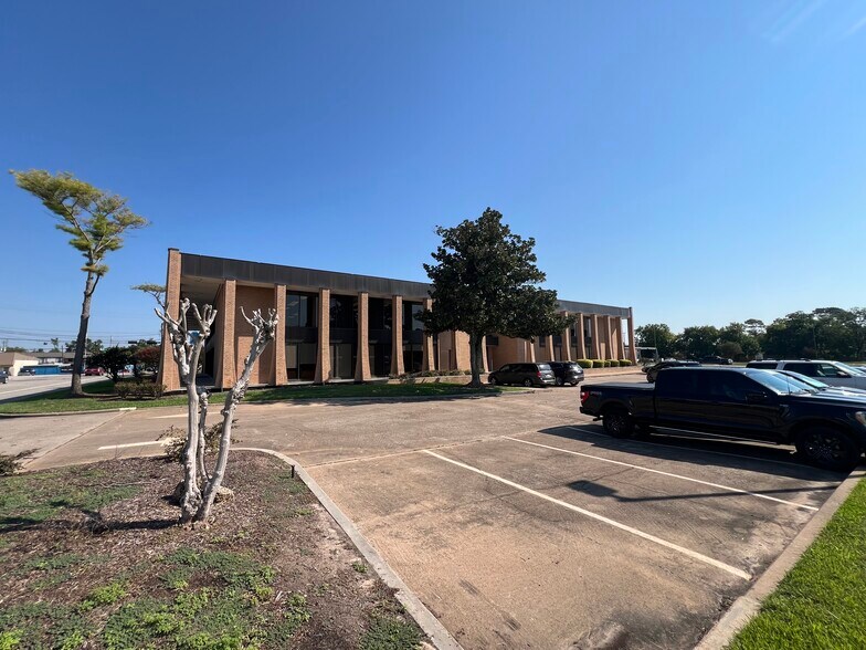 More Photos Of 3400 Avenue H, Rosenberg Office For Sale