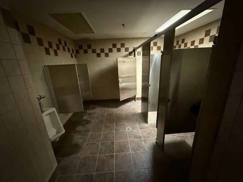 More Photos Of 2700 Miamisburg Centerville Rd, Dayton Department Store For Lease