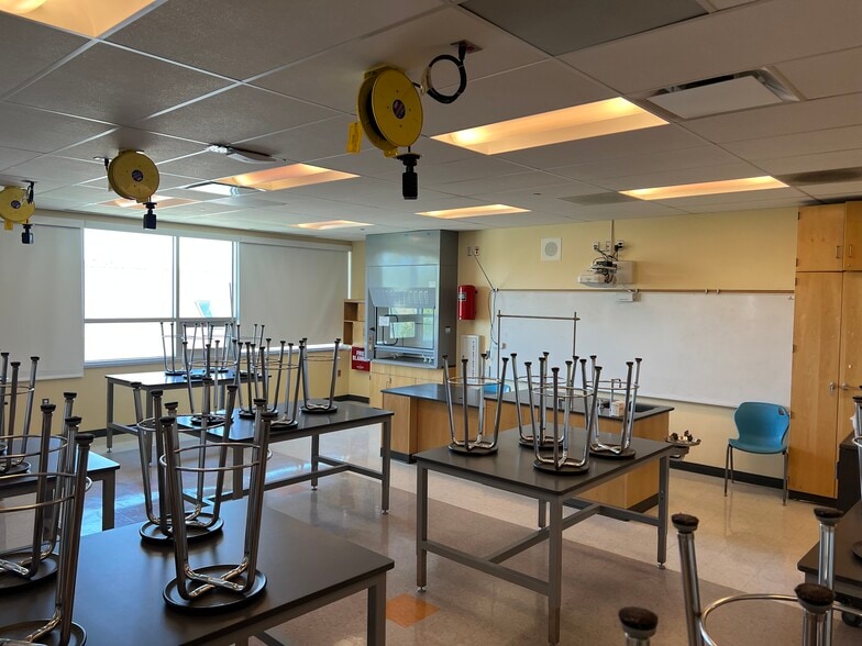 More Photos Of 2989 N Milwaukee Ave, Chicago Schools For Sale