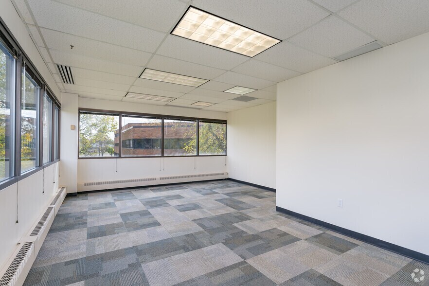 More Photos Of 945-951 Hornet Dr, Hazelwood Office For Sale