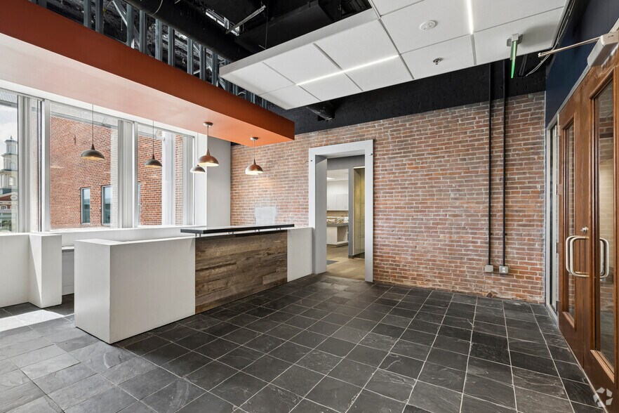 More Photos Of 300 W Pratt St, Baltimore Office For Sale