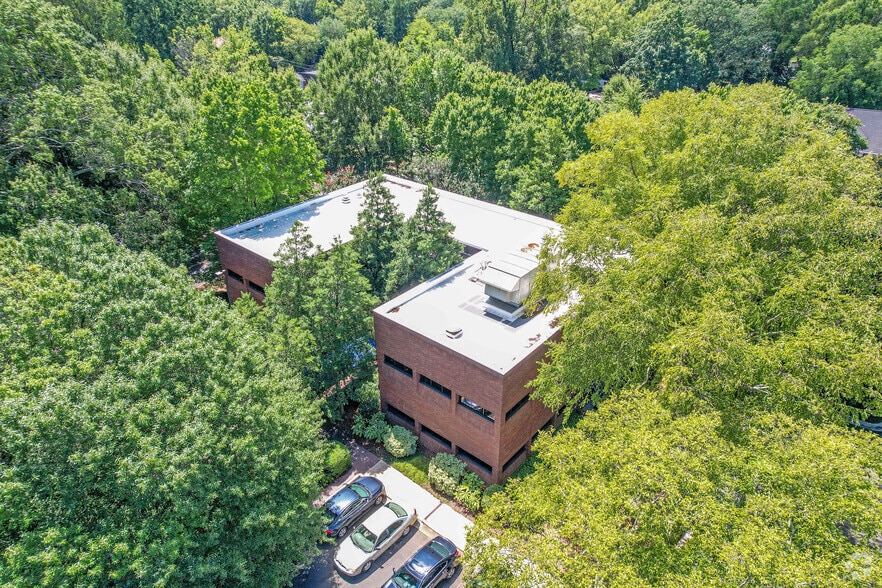 More Photos Of 927 East Blvd, Charlotte Office For Sale