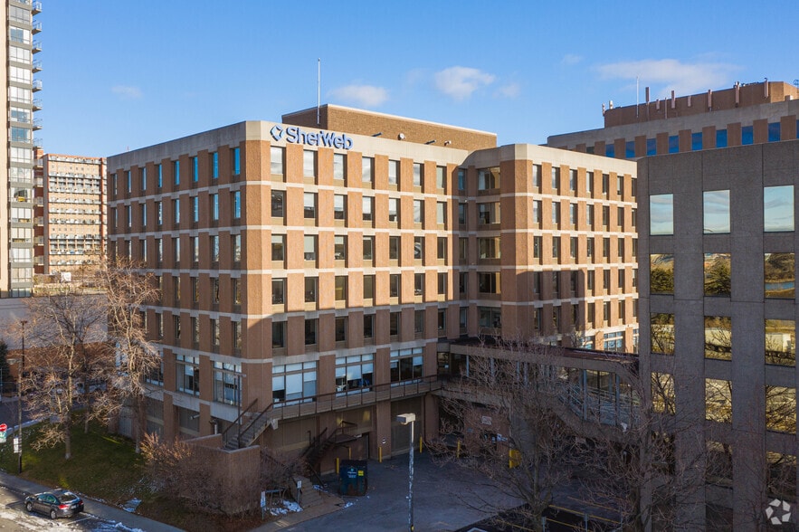 More Photos Of 1010 Rue de Sérigny, Longueuil Unknown For Lease