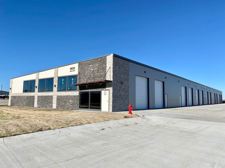 More Photos Of 1405 SE 28th St, Grimes Warehouse For Lease