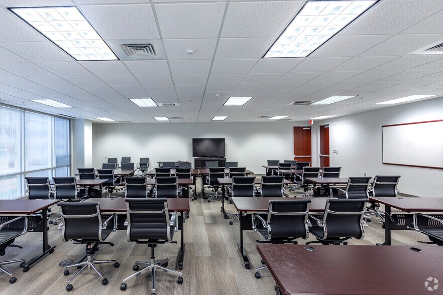 More Photos Of 2550 W Tyvola Rd, Charlotte Unknown For Lease