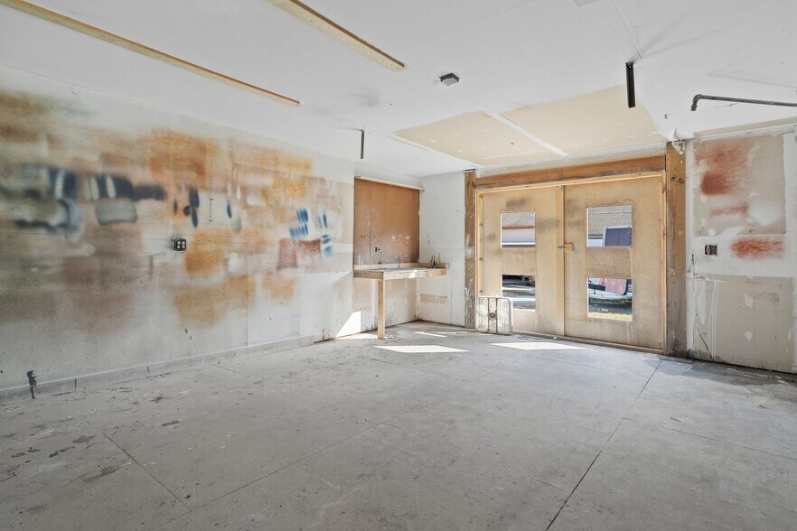 More Photos Of 9926 Denton Ave, Hudson Warehouse For Lease