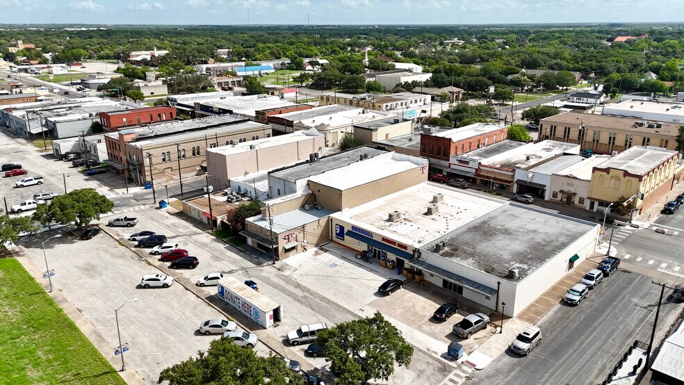 More Photos Of 209 N Washington St, Beeville Bar For Sale