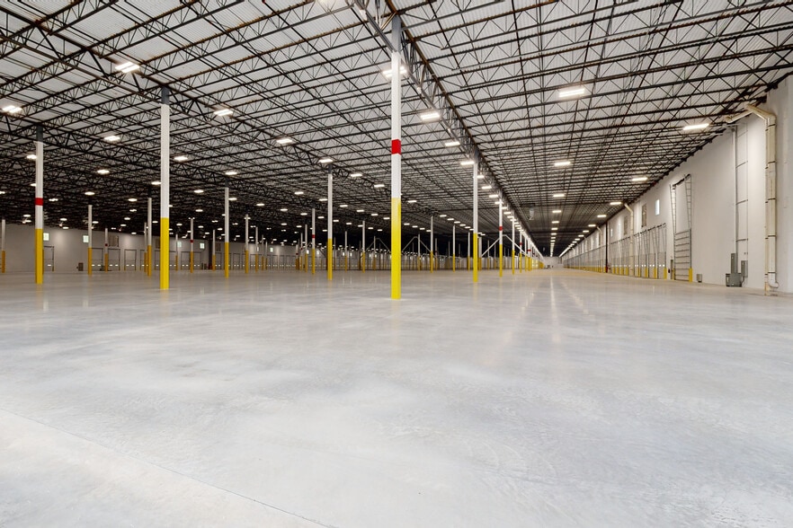 More Photos Of 7995 Bowen Road, Palmetto Distribution For Lease