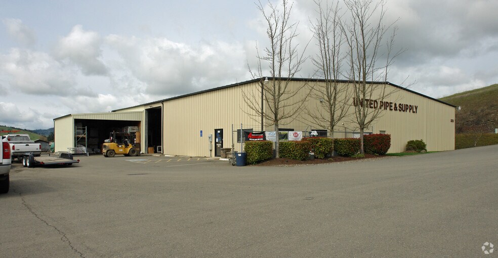 Primary Photo Of 325 E Happy Valley Rd, Roseburg Distribution For Lease