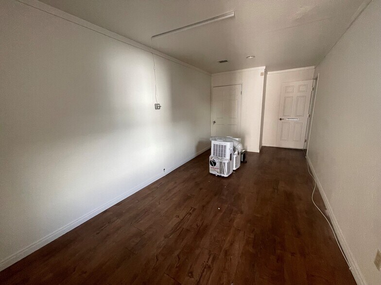 More Photos Of 4531 Fountain Ave, Los Angeles Office For Lease