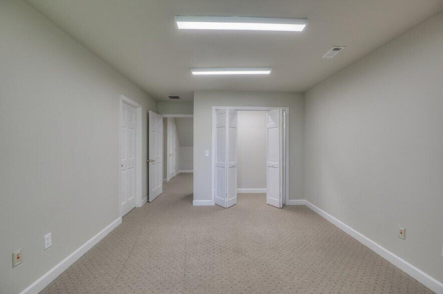 More Photos Of 1404 N Main St, Shelbyville Office Residential For Lease