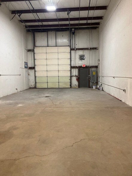 More Photos Of 189 Poplar Pl, North Aurora Warehouse For Lease