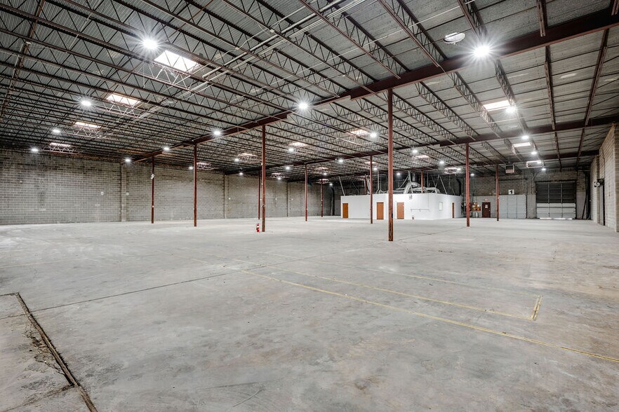 More Photos Of 2838-2910 Anode Ln, Dallas Warehouse For Lease