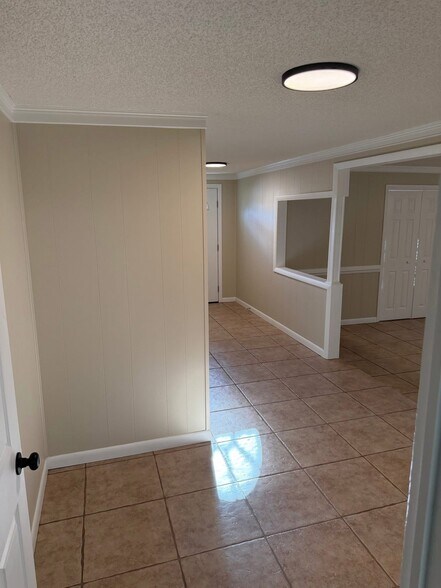 More Photos Of 400 W 5th St, Adel General Retail For Lease