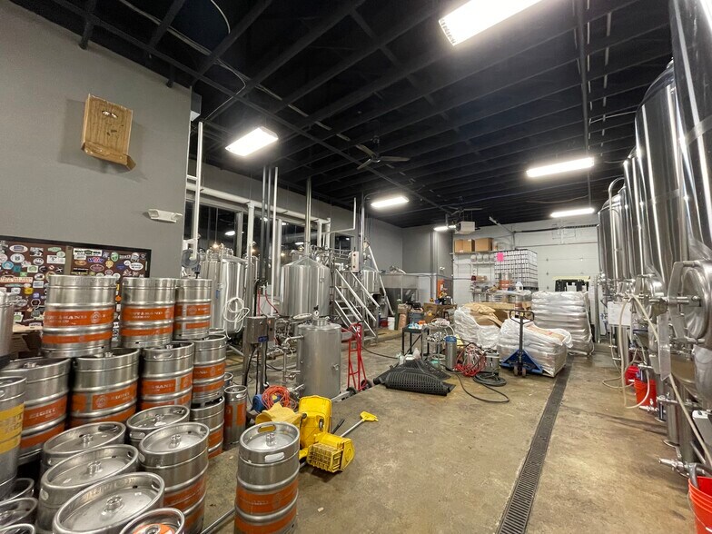 More Photos Of 1003 N Evergreen Ave, Woodbury Restaurant For Sale