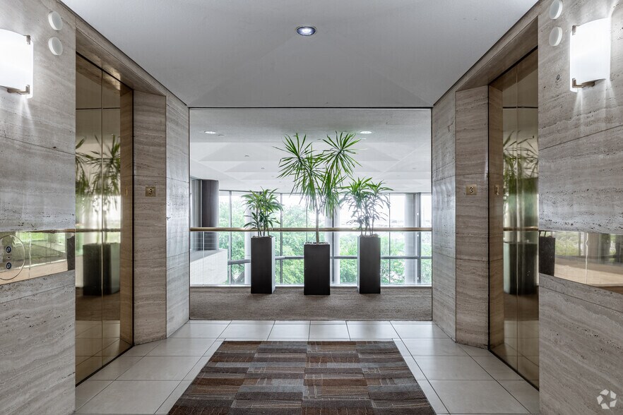 More Photos Of 7550 W Interstate 10, San Antonio Office For Lease