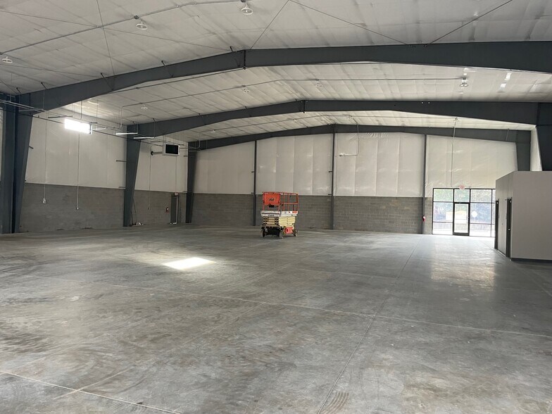 More Photos Of 255 Needmore Rd, Clarksville Warehouse For Lease