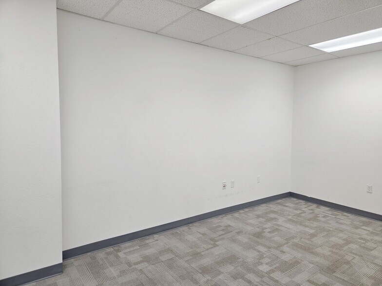 More Photos Of 1929 W Lone Cactus Dr, Phoenix Light Distribution For Sale