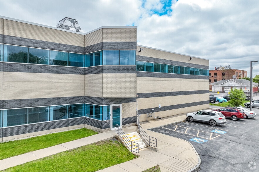 Primary Photo Of 572 S Salina St, Syracuse Medical For Sale