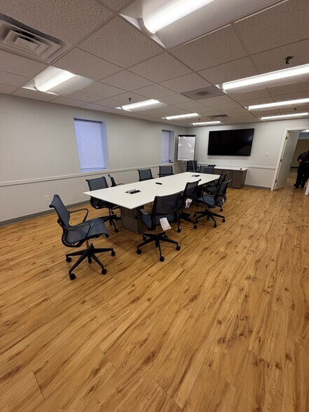 More Photos Of 135 Prestige Park Cir, East Hartford Light Manufacturing For Sale