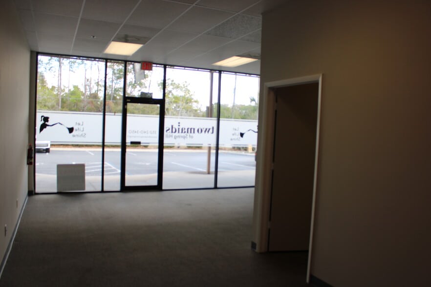 More Photos Of 2260-2292 Commercial Way, Spring Hill Storefront For Lease