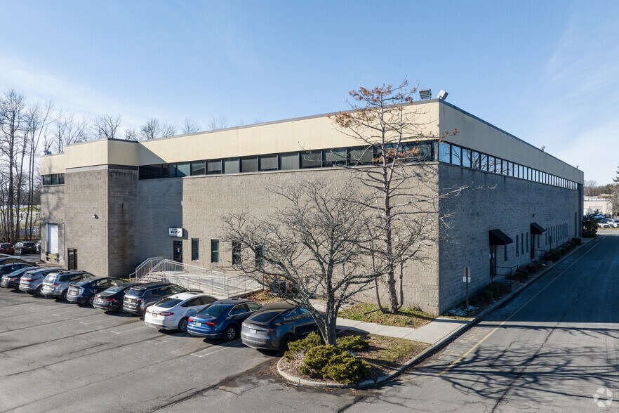 More Photos Of 40 Eisenhower Dr, Paramus Office For Lease