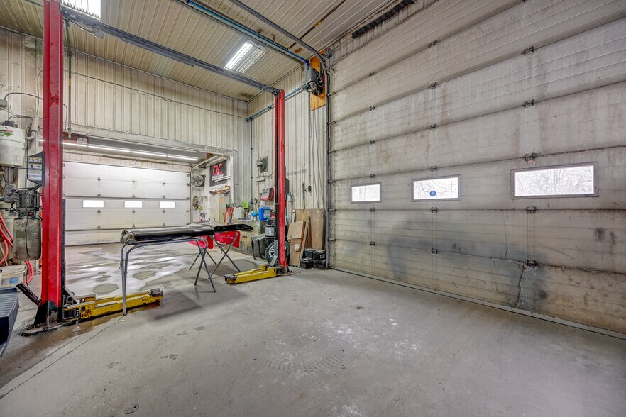 More Photos Of 11 Rue Notre-Dame, Berthierville Industrial For Sale