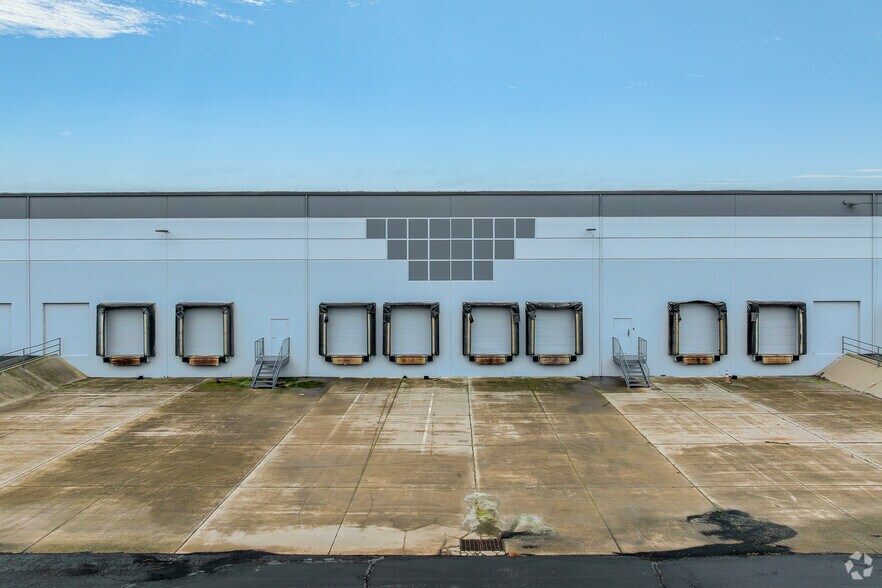 More Photos Of 3071 Venture Dr, Lincoln Warehouse For Lease