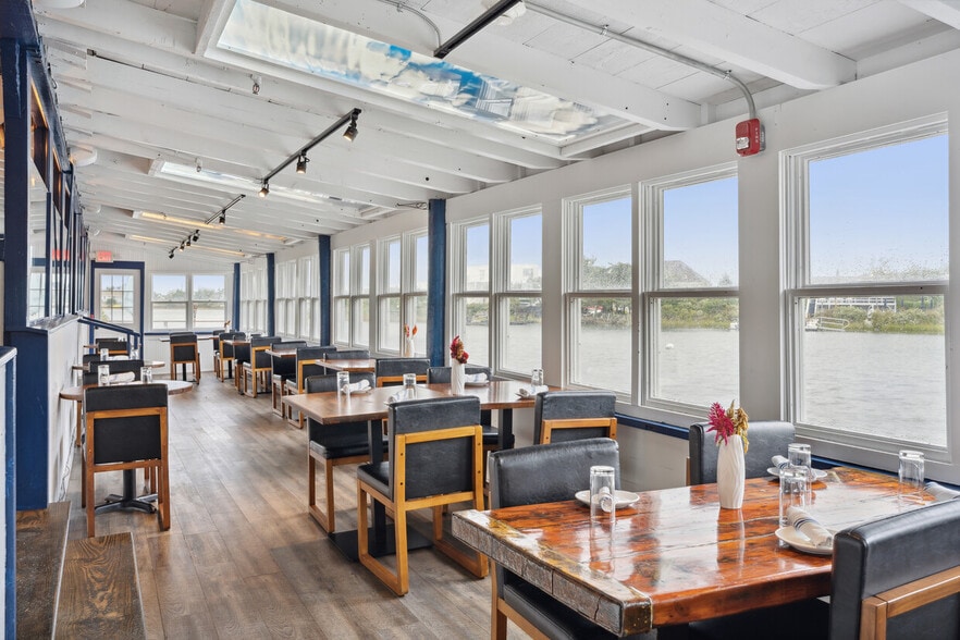 More Photos Of 5 Inlet Rd W, Southampton Restaurant For Sale
