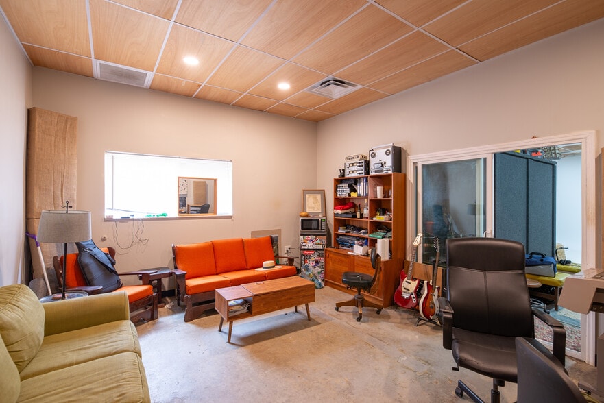 More Photos Of 5010 N Nebraska Ave, Tampa Light Distribution For Lease