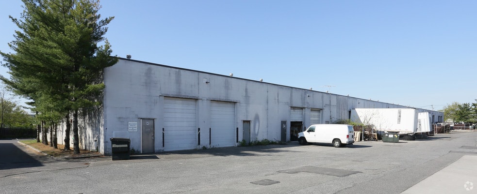More Photos Of 2221 5th Ave, Ronkonkoma Warehouse For Lease