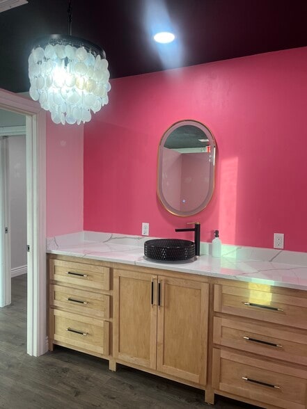 More Photos Of 911 E MacArthur St, Shawnee Showroom For Lease