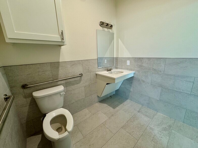 More Photos Of 1630 W Prosper Trl, Prosper Unknown For Lease