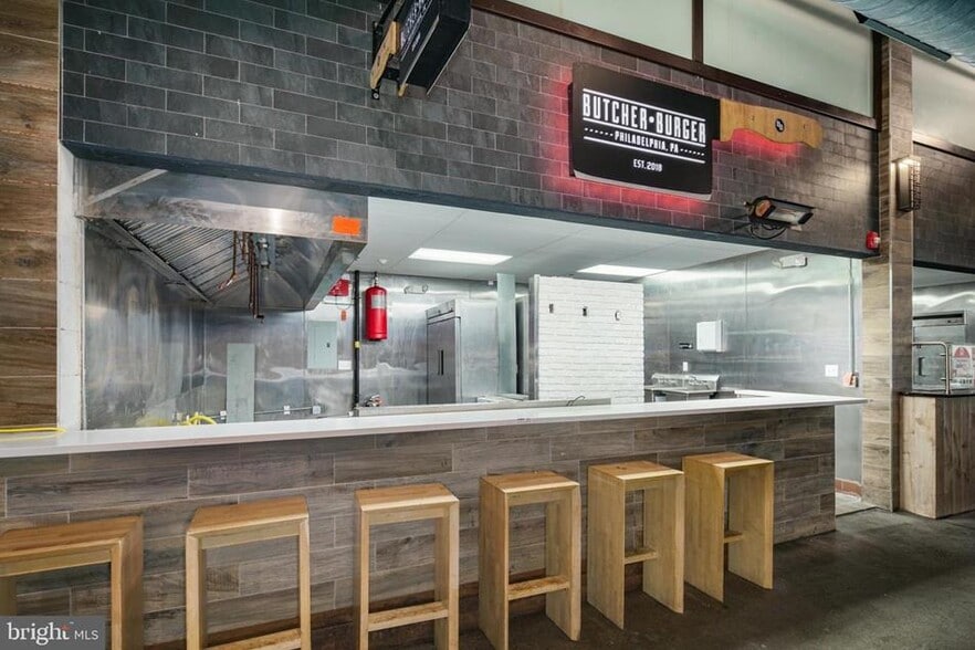 More Photos Of 1016-1018 Race St, Philadelphia Storefront For Lease