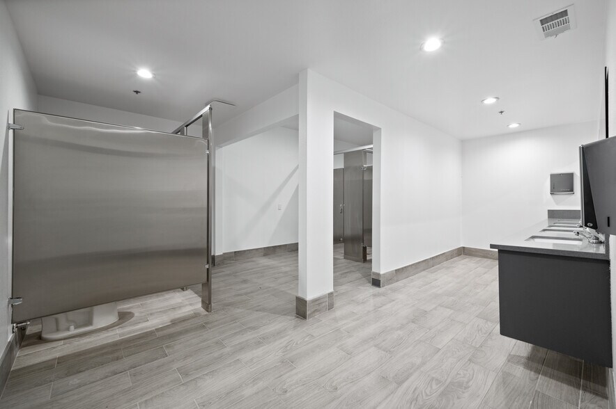 More Photos Of 800 E Dyer Rd, Santa Ana Showroom For Lease