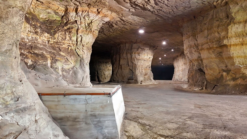 More Photos Of 20 Cave Industrial dr, Crystal City Industrial For Sale