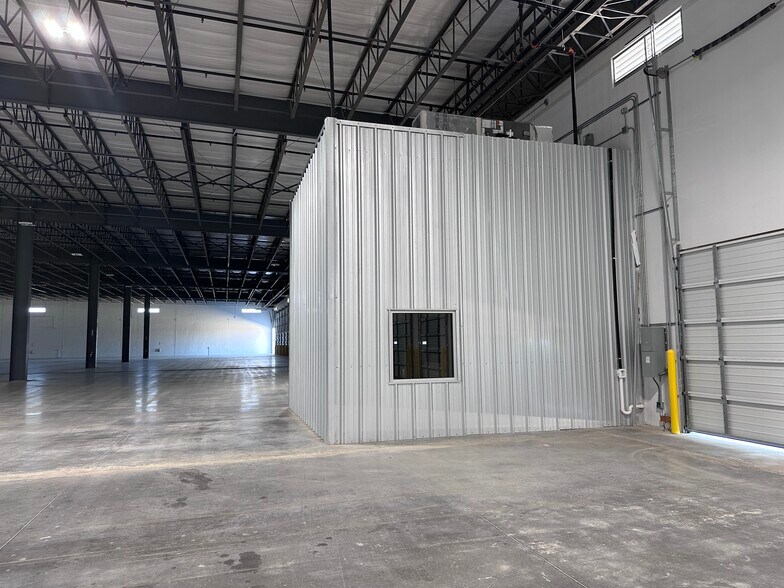 More Photos Of 19926 Kraus Lp, Laredo Distribution For Sale