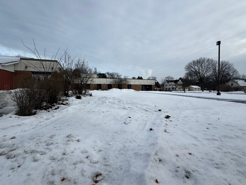 More Photos Of 165 S Chet Krause Dr, Iola Multifamily For Sale