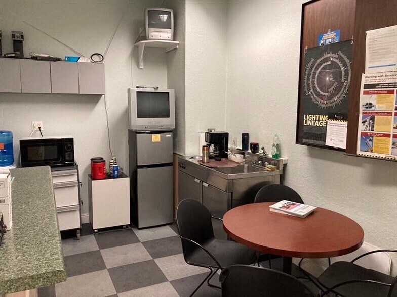 More Photos Of 2031 NW 22nd St, Pompano Beach Warehouse For Lease