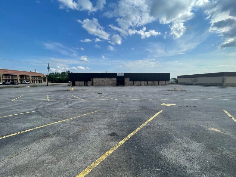 More Photos Of 134 Elm St, Anniston Freestanding For Lease