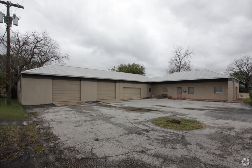 More Photos Of 13231 Bee St, Farmers Branch Industrial For Sale