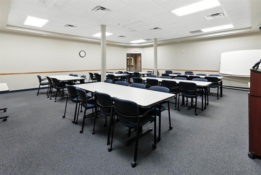 More Photos Of 322 Broadway St, Mount Pleasant Flex For Sale