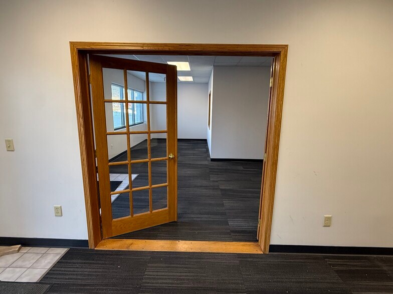 More Photos Of 2037 Grand Ave, West Des Moines Office For Lease