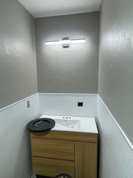 More Photos Of 155 W 14th St, Ogden Warehouse For Lease
