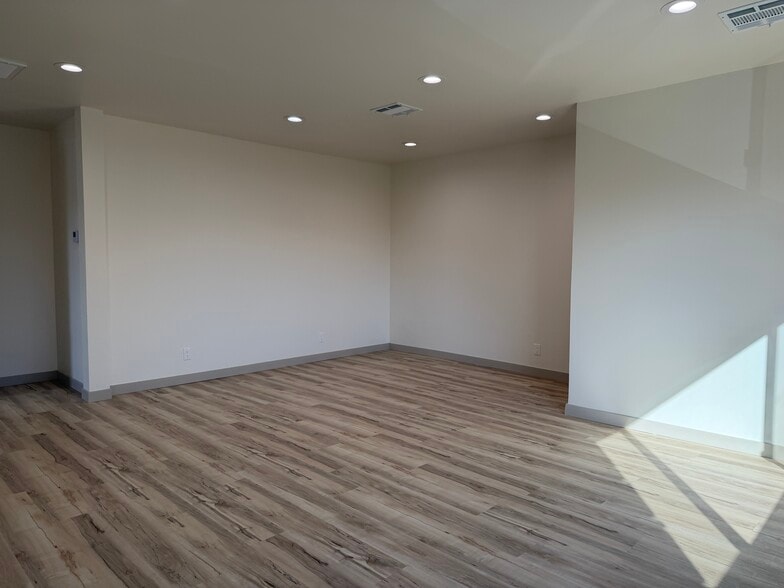 More Photos Of 1519-1521 W Glenoaks Blvd, Glendale Storefront Retail Residential For Lease
