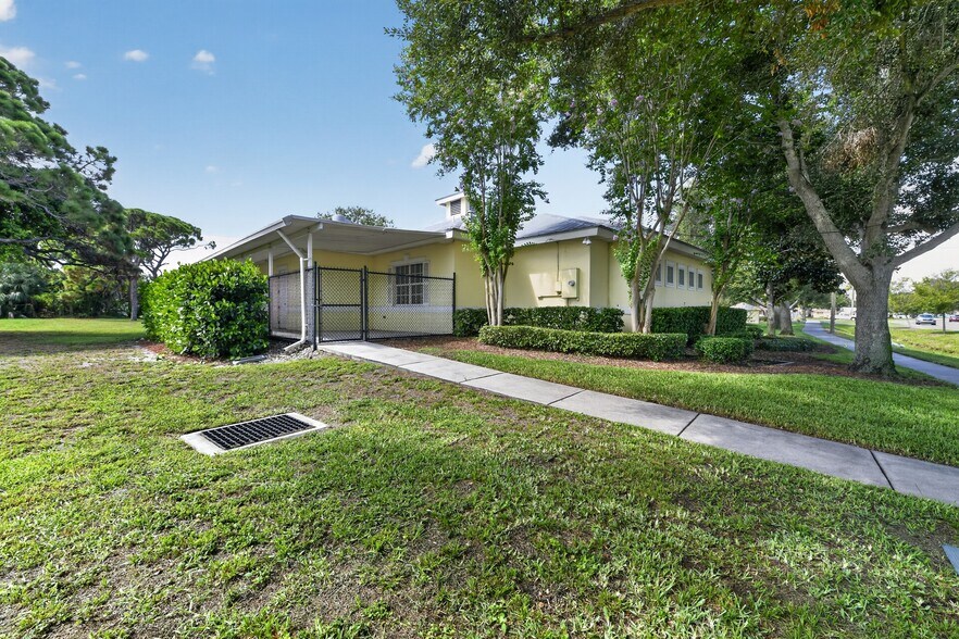 More Photos Of 2555 Pinellas Point Dr S, Saint Petersburg Veterinarian Kennel For Sale