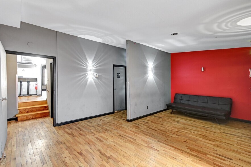 More Photos Of 15 E Centre St, Baltimore Bar For Sale