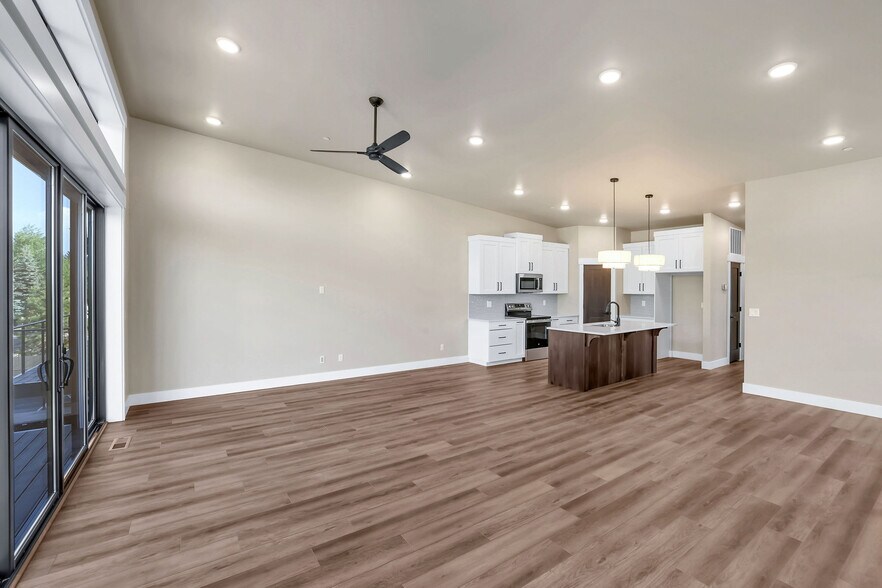 More Photos Of 217 Simmons St, Mccall Showroom For Sale