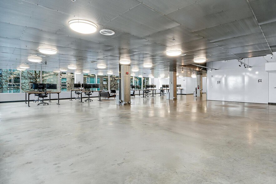 More Photos Of 2727 Western Ave, Seattle Loft Creative Space For Lease