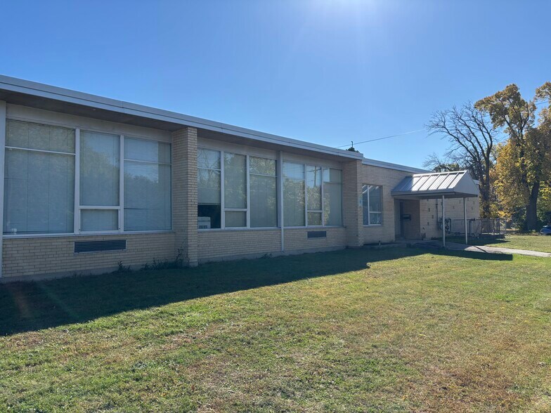 More Photos Of 670 Main Ave, De Pere Schools For Lease